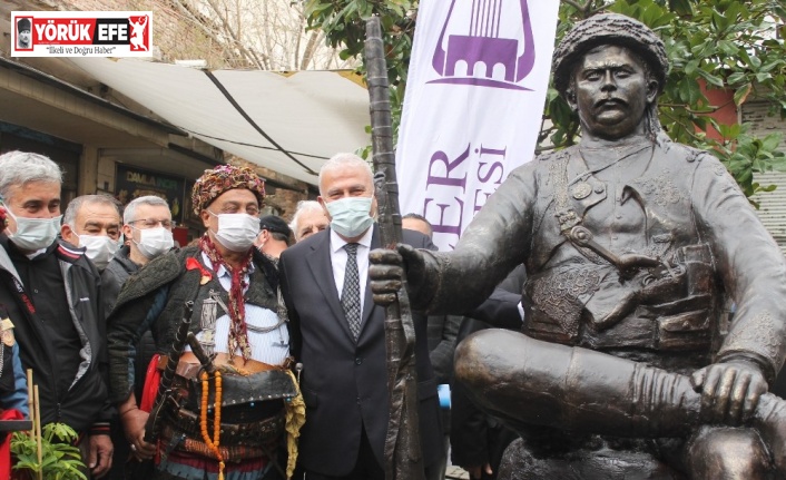 Başkan Atay’dan anlamlı heykel açılışı