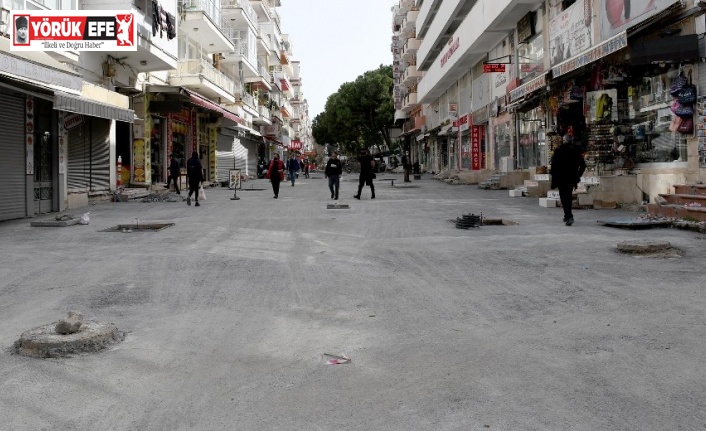 Kahramanlar Caddesi’nde yenileme çalışmaları sürüyor