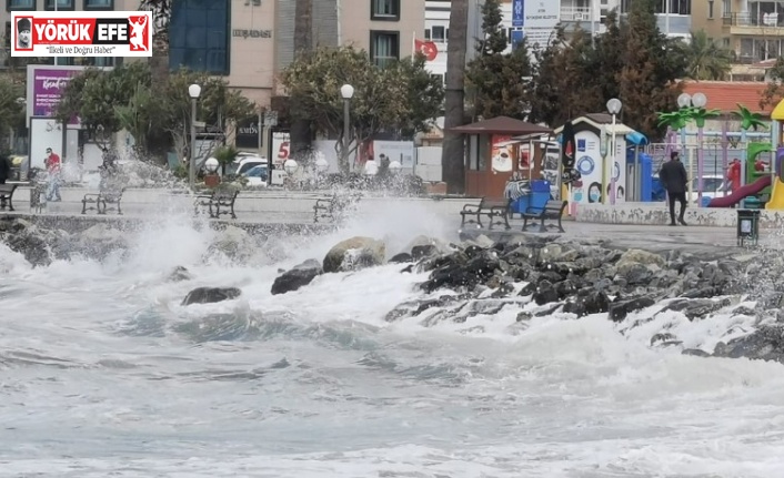 Kuşadası’nda fırtına etkili oldu