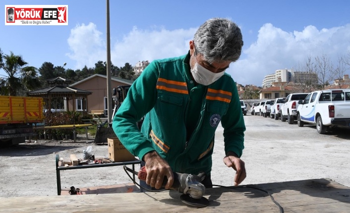 Kuşadası’nda kent mobilyaları usta ellerde yeniden hayat buluyor