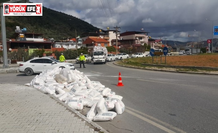 Söke’de ola savrulan çuvallar tehlike oluşturdu