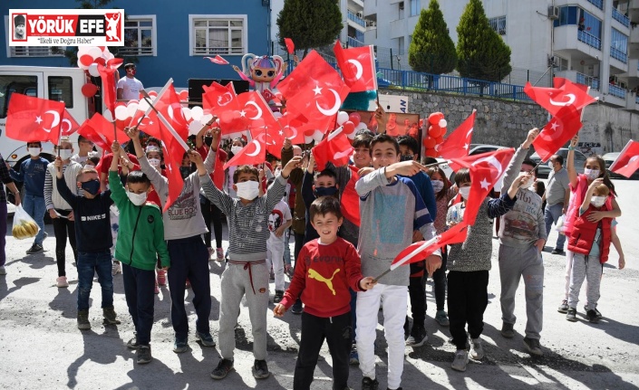 Kuşadası’nda 23 Nisan coşkusu 23 mahalleyi sardı