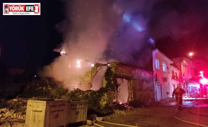 Kuşadası’ndaki yangında metruk ev küle döndü