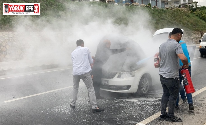 Seyir halinde alev alan araca ilk müdahaleyi çevredekiler yaptı