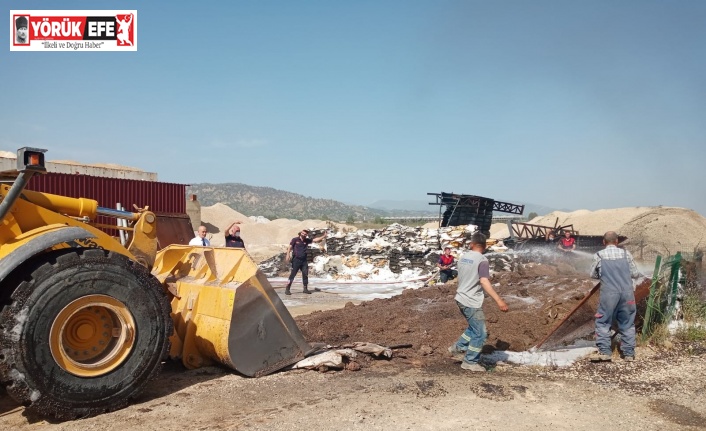 Tutuşan asfalt malzemelerini itfaiye söndürdü