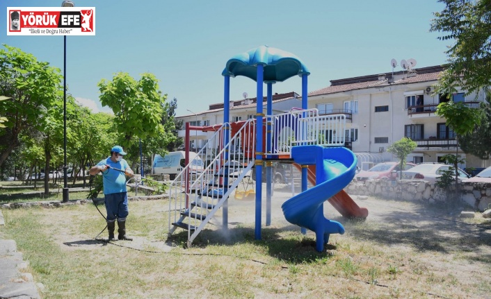 Belediye ekipleri Kuşadası’nı köşe bucak temizliyor