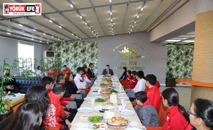 Gençlik Spor İl Müdürü Fillikçioğlu, başarılı sporcularla bir araya geldi