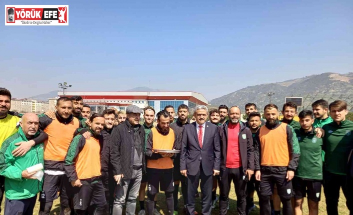 MHP Aydın İl Başkanı Alıcık’tan Efelerspor’a baklava ikramı