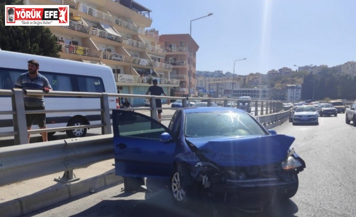 Kuşadası’nda otomobil bariyerlere çarptı: 1 yaralı