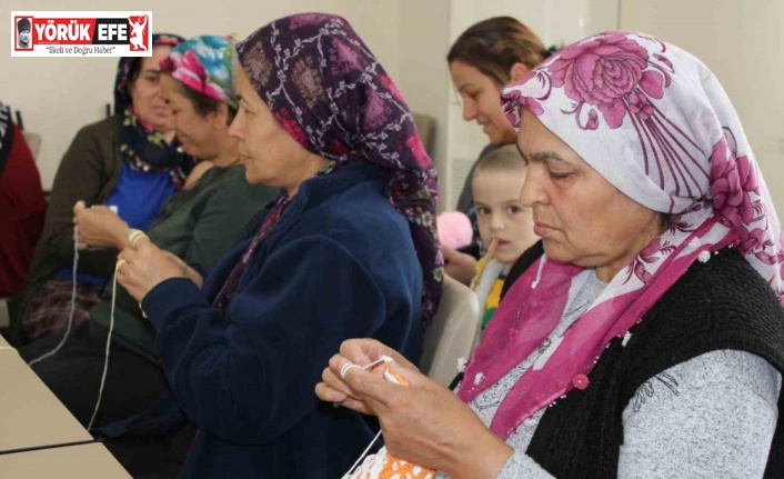 Depremzede kadınlar örgü örerek stres atıyor