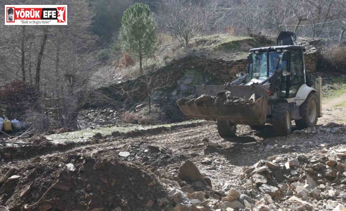 Efeler Belediyesi, yağış nedeniyle kapanan yollara müdahale etti