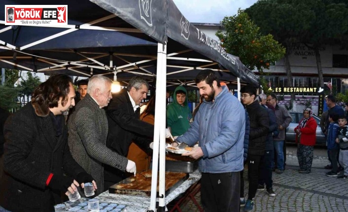 Kuşadası Belediyesi, Davutlar Mahallesi’nde iftar yemeği düzenledi