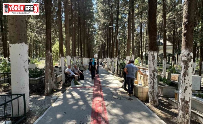 Kuşadası’nda Kurban Bayramı Arifesinde mezarlıklar vatandaşlarla dolup taştı