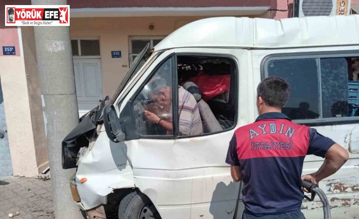 Minibüs aydınlatma direğine çarptı: 1 yaralı