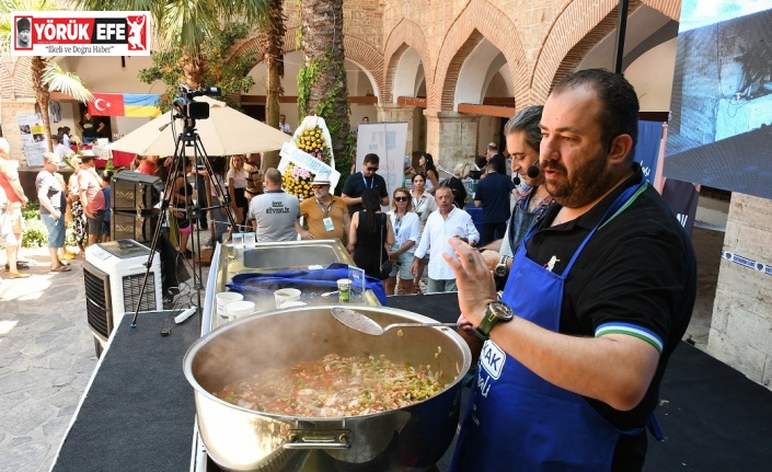 Ünlü şef Hazer Amani Kuşadası Sokak Festivali’ne büyük tat kattı