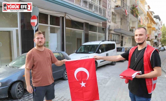 Efeler Belediyesi’nden vatandaşlara Türk Bayrağı hediyesi