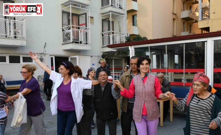 Kuşadası Belediye Bandosu’ndan bakımevi sakinlerine 100’üncü yıl sürprizi