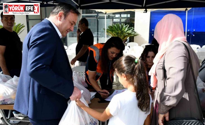 Kuşadası Belediyesi çocukların beslenme çantalarını dolduruyor