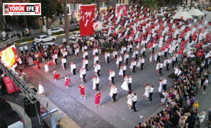 Kuşadası’nda 100 kişi aynı anda vals oynadı