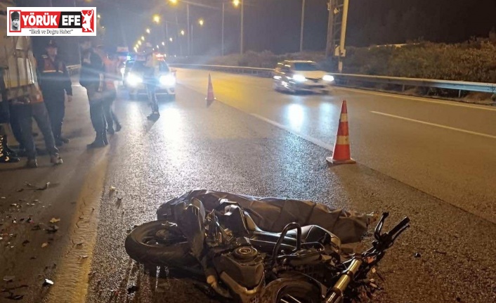 Park halindeki kamyona çarpan motosiklet sürücüsü hayatını kaybetti