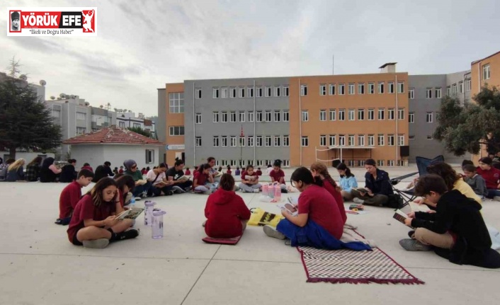 Söke’de kilimini kapan geliyor, kitap okuyor