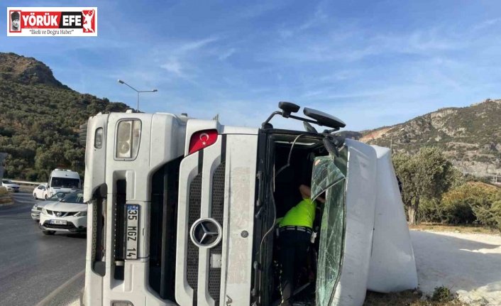 Söke’de kum yüklü kamyon devrildi: 1 yaralı