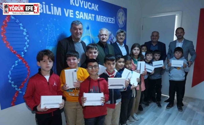 Kuyucak’ta BİLSEM öğrencilerine tablet hediye edildi