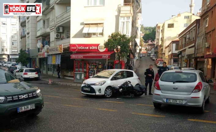 Motosiklet, otomobilin tekerleğine saplandı