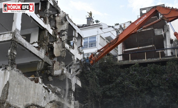 Kuşadası Belediyesi riskli yapılara geçit vermiyor