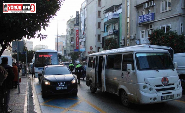 Arıza yapan minibüsü yol ortasında bırakıp mahkemeye yetişti