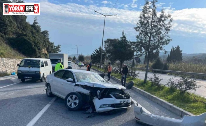 Beton direğe çarpan otomobilin sürücüsü yaralandı