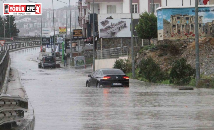 Her sağanakta aynı manzara, Kuşadası’nda Karayolları yıllardır sorunu çözemedi