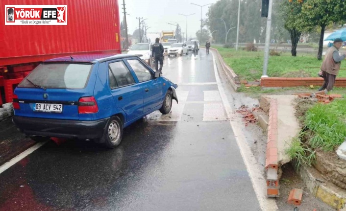 Kontrolden çıkan otomobil refüje çarptı: 3 yaralı