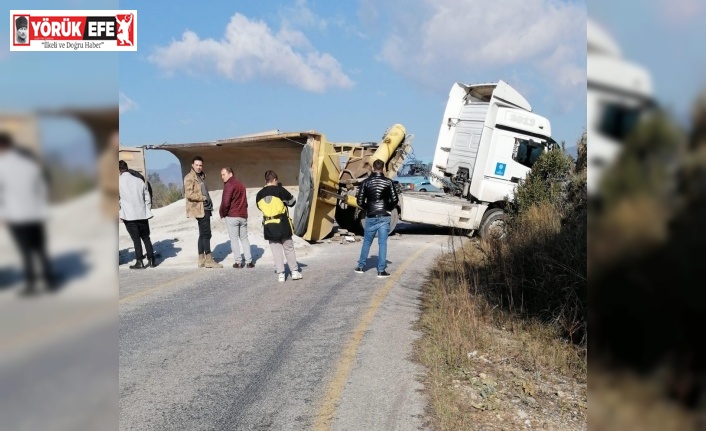 Kum yüklü tırın dorsesi anayola devrildi