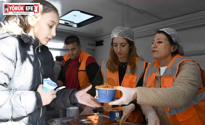 Kuşadası Belediyesi’nden makarna ve ayran ikramı