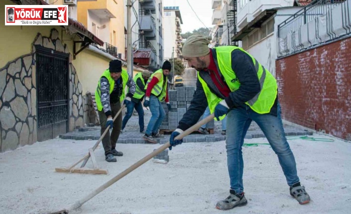 Kuşadası Belediyesi’nin yol mesaisi sürüyor