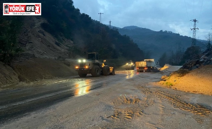 Yağmurdan kapanan yolu Büyükşehir ekipleri kısa sürede açtı