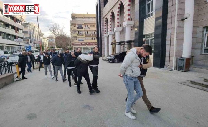 Kuşadası’nda eğlence mekanı sahibini silahla yaralamaya 4 tutuklama