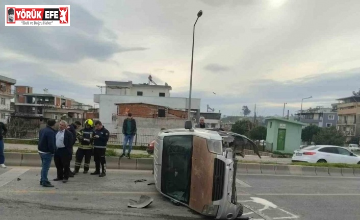 Sürücüsünün direksiyon hakimiyetini kaybettiği araç yan yattı