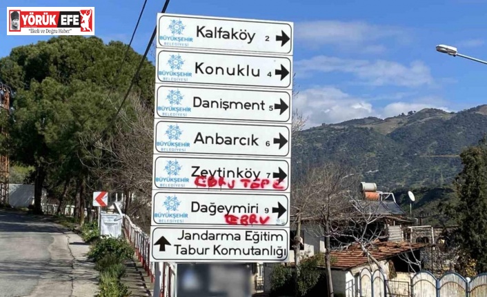 Trafik ve yönlendirme levhaları aşıkların karalama tahtası oldu