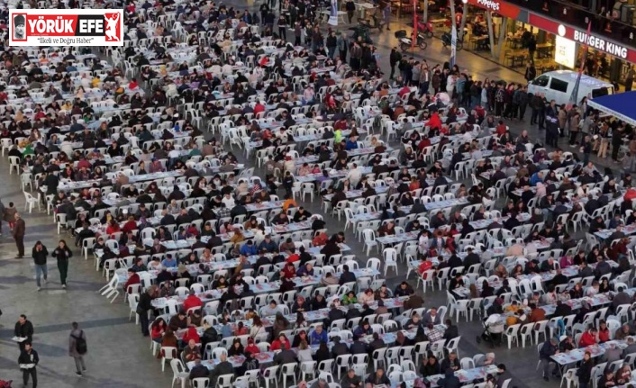 Başkan Çerçioğlu Atatürk Kent Meydanı’ndaki iftarda vatandaşlarla bir araya geldi