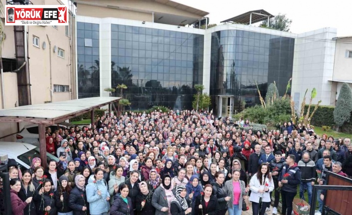 Kadın çalışanlar, kapıda çiçeklerle karşılandı