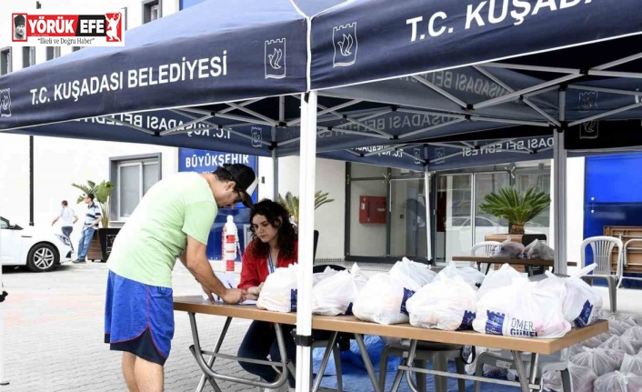 Beslenme çantalarını bu yıl da Kuşadası Belediyesi doldurdu