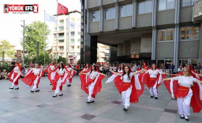 Halk oyunları gösterileri ilgiyle izlendi