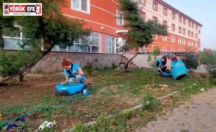 Öğrenciler atıkları geri dönüştürdü, bahçeyi renklendirdi
