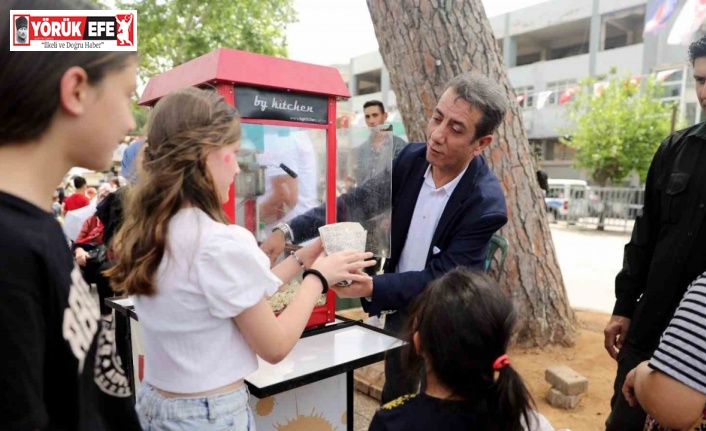 Tezgah başına geçen Başkan Yetişkin, gençlere patlamış mısır dağıttı