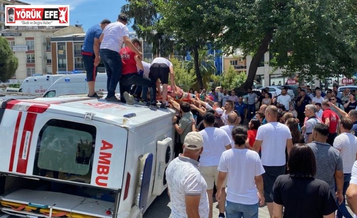 Hasta taşıyan ambulans devrildi: 4 yaralı