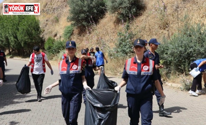 Jandarma ve öğrenciler çevre temizliğine dikkat çekti