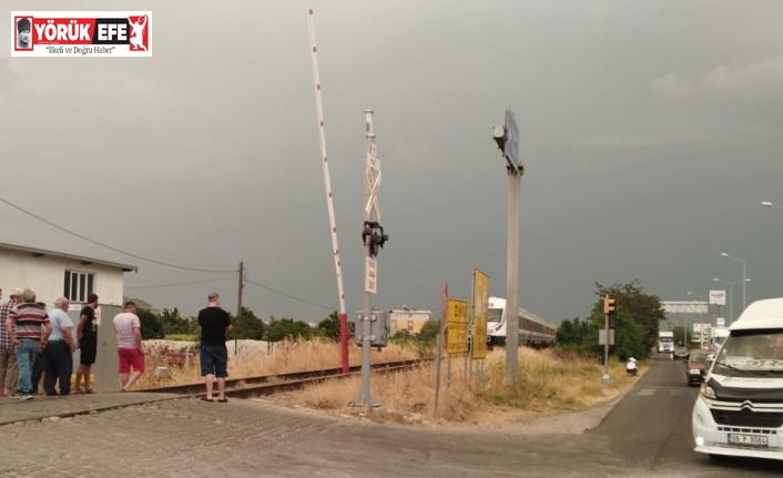 Bariyer kapalıyken karşıya geçmeye çalışan 2 kişiye tren çarptı: 1 ölü, 1 yaralı