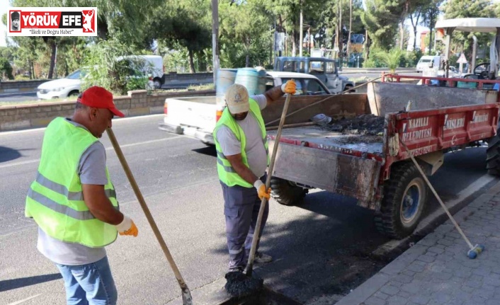 Nazilli’de karayolu güzergahı üzerinde mazgal temizliği yapıldı